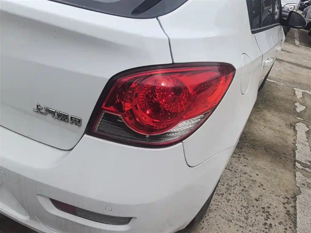 Chevrolet Cruze 2013 Hatchback 1.6L Manual Luxury фото 8