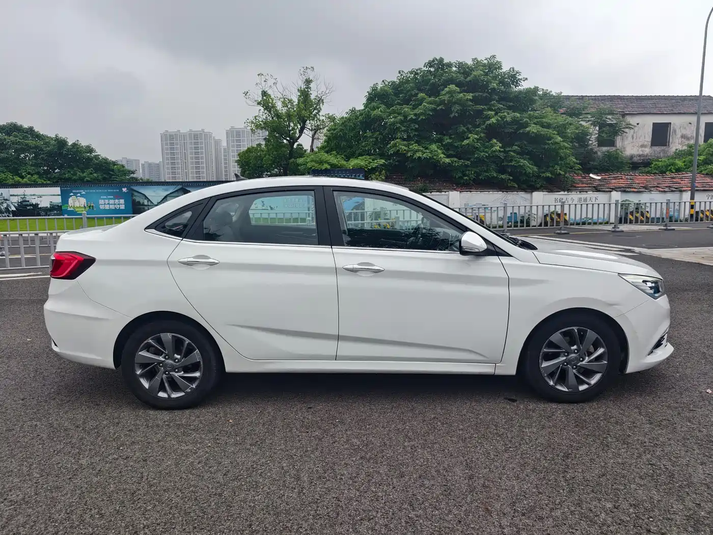 Фото 13 - Changan Eado DT