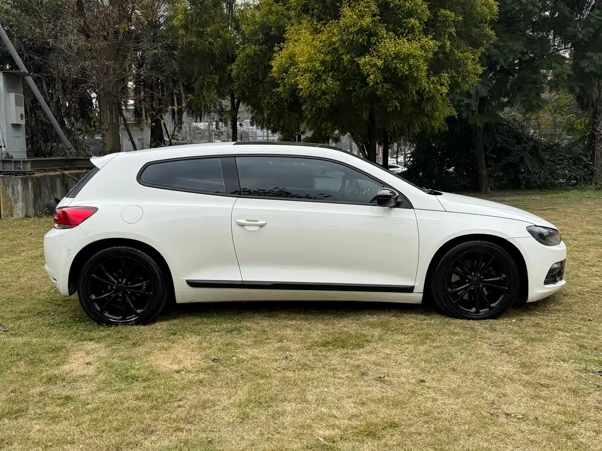 Volkswagen Scirocco 2011 2.0TSI Luxury фото 5