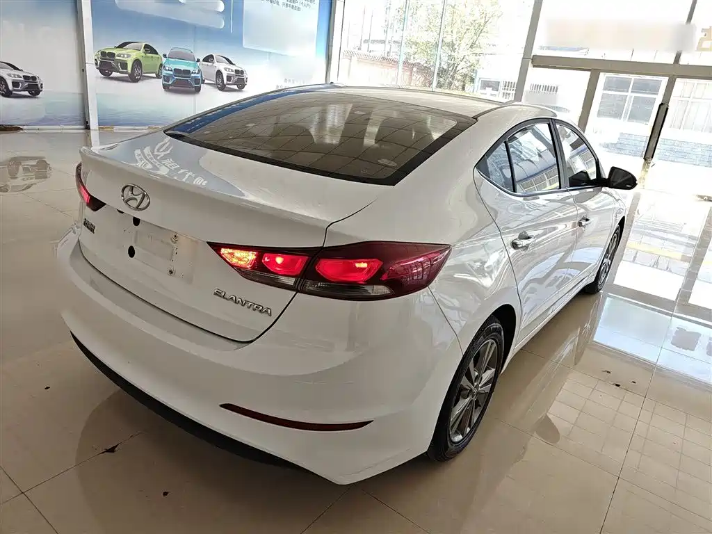 Hyundai Elantra 2016 1.6L Manual Smart·Youth Edition фото 7
