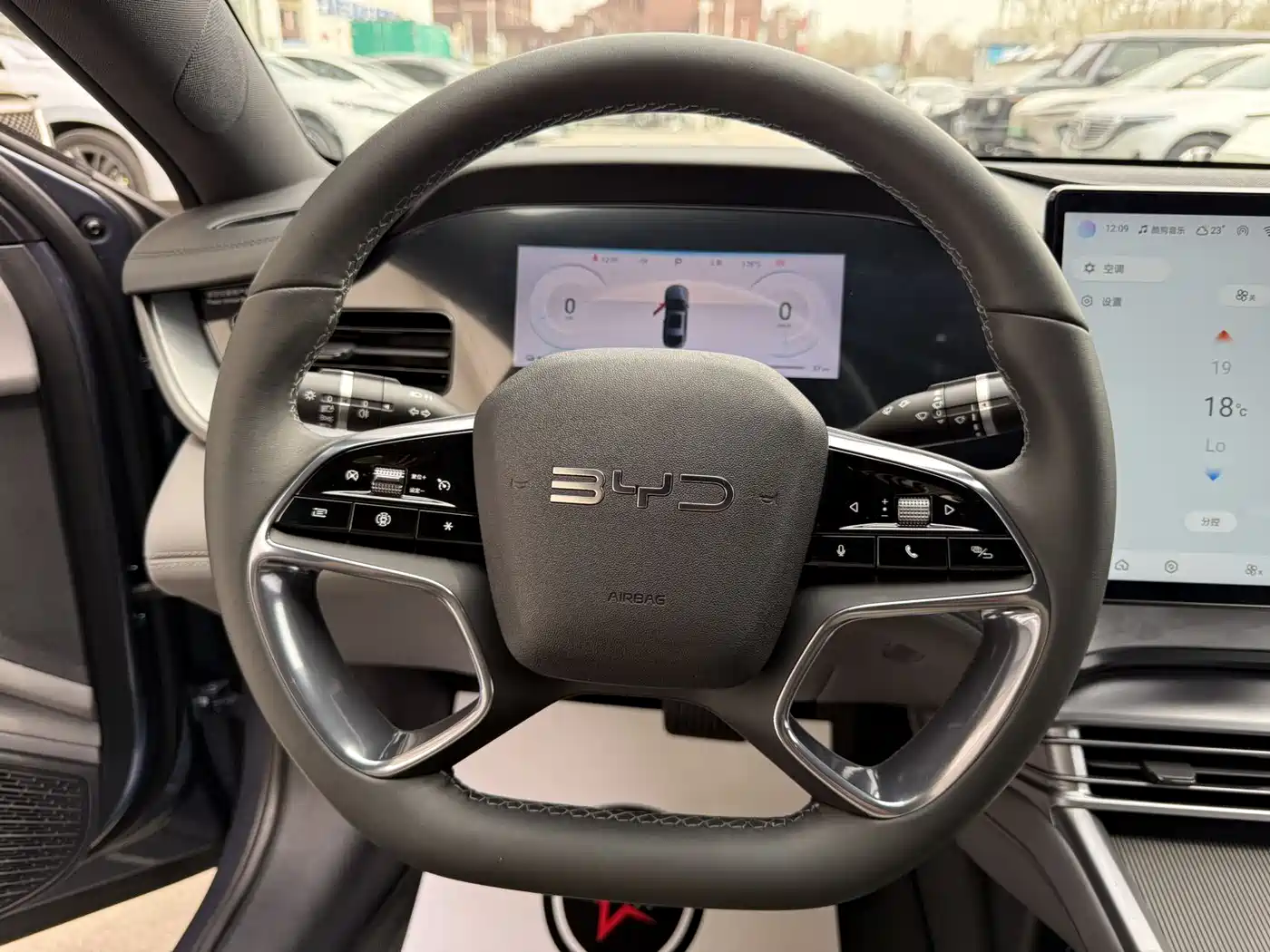 BYD Seal 2024 Glory Edition DM-i 1.5L 121km Elite фото 15