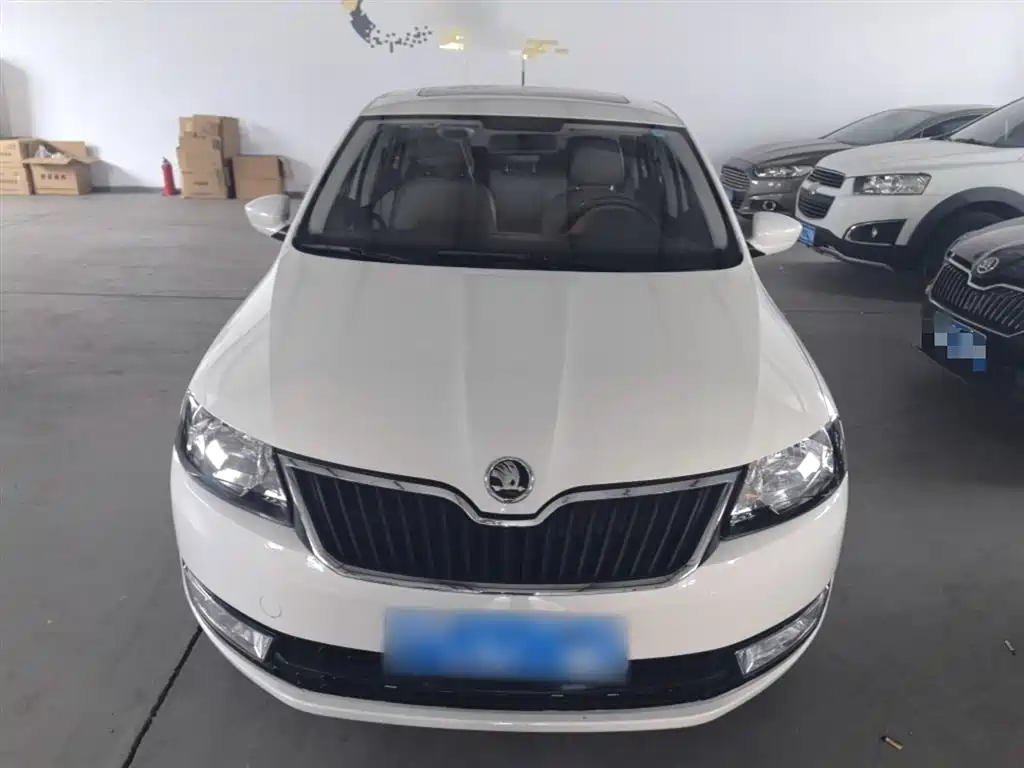 Škoda Rapid 2016 1.6L Manual Pioneer Edition фото 3