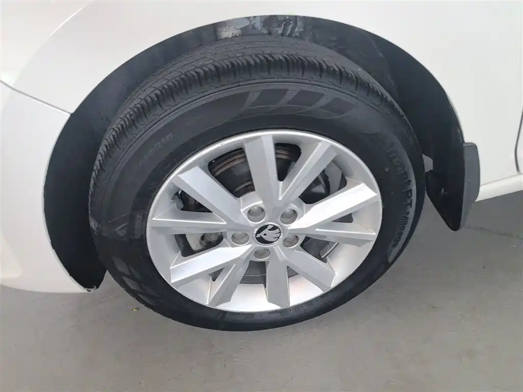 Škoda Rapid 2016 1.6L Manual Pioneer Edition фото 23