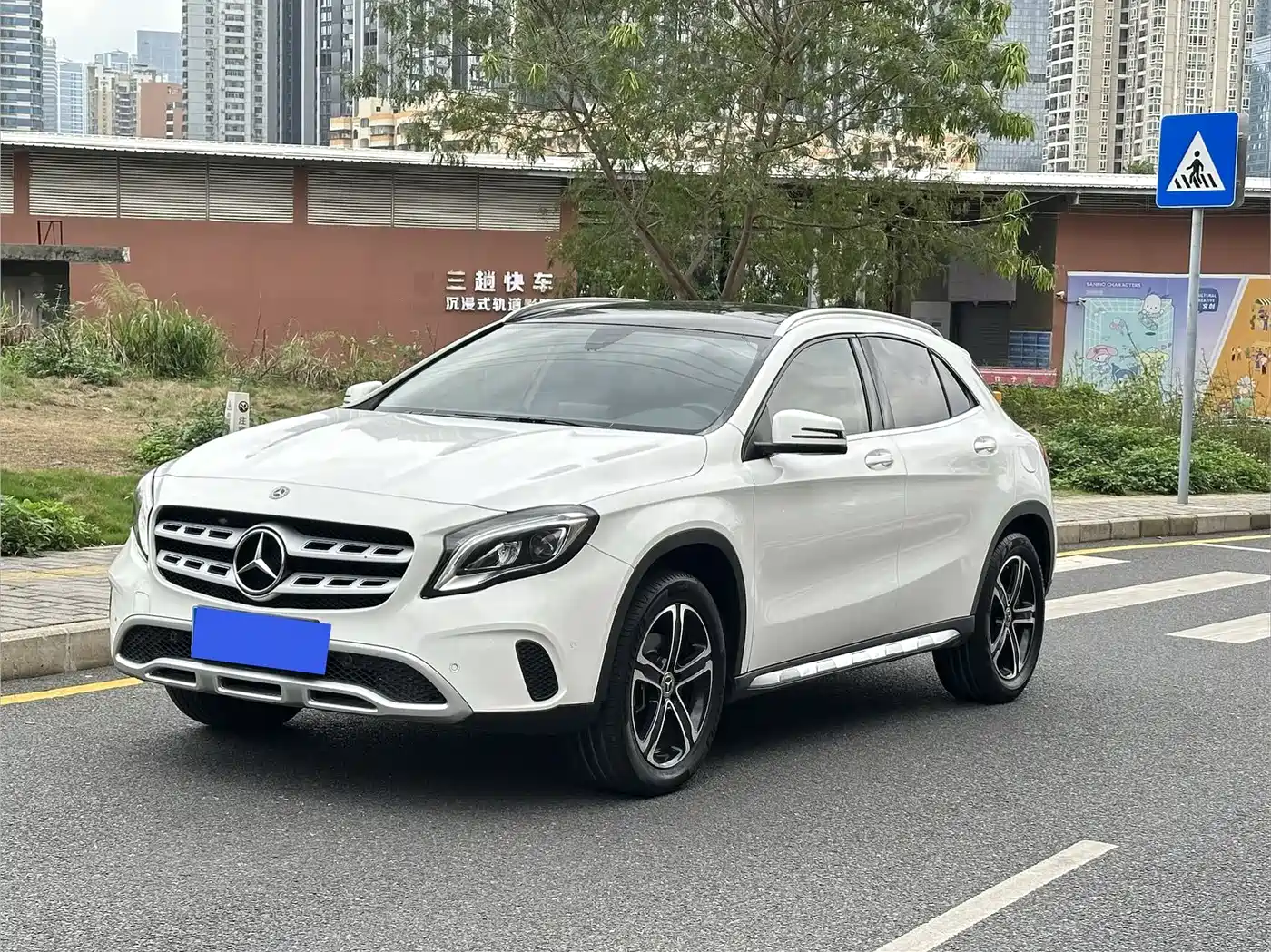 MERCEDES-BENZ GLA