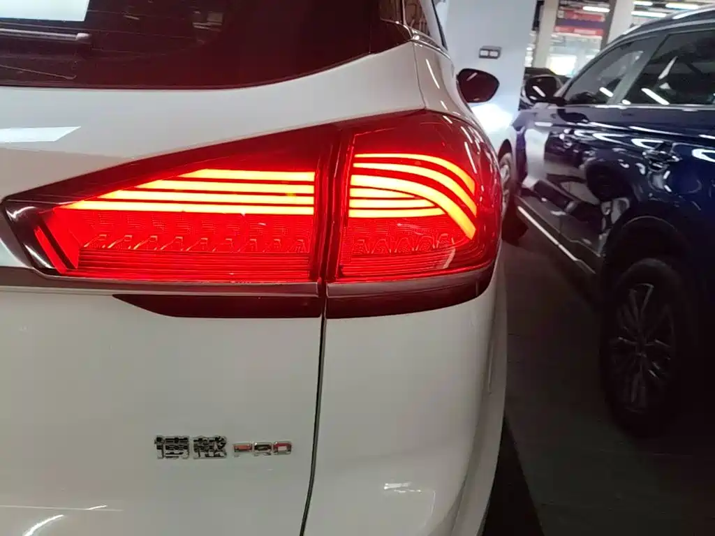 Фото 8 - Geely Atlas