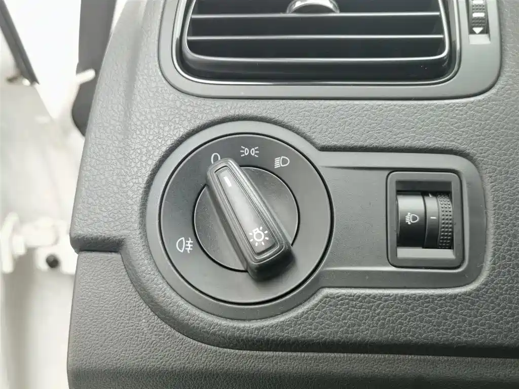 Volkswagen Polo 2016 1.4L Automatic Trend фото 21