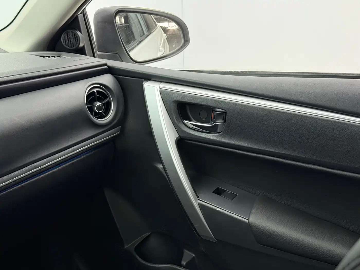Toyota Corolla 2018 Hybrid 1.8L E-CVT Smart Edition фото 8