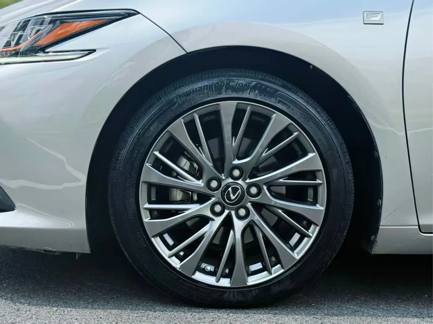 Фото 10 - Lexus ES