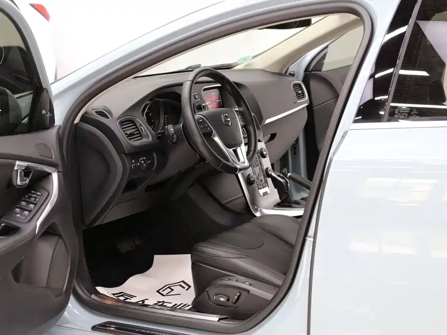 Volvo V40 2018 2018 T3 R-Design Edition