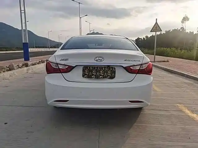 Hyundai Sonata 2011 2.0L Auto Premium Edition фото 5