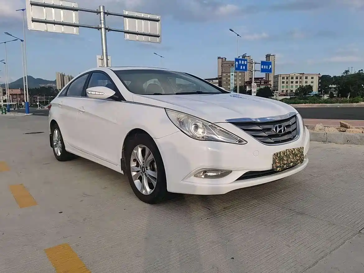 Hyundai Sonata 2011 2.0L Auto Premium Edition фото 3