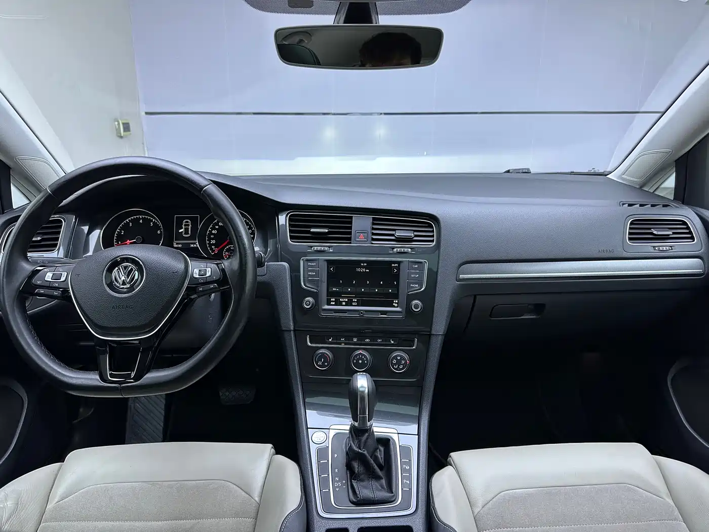Volkswagen Golf 2017 230TSI Auto Luxury Millionth Anniversary Edition фото 7