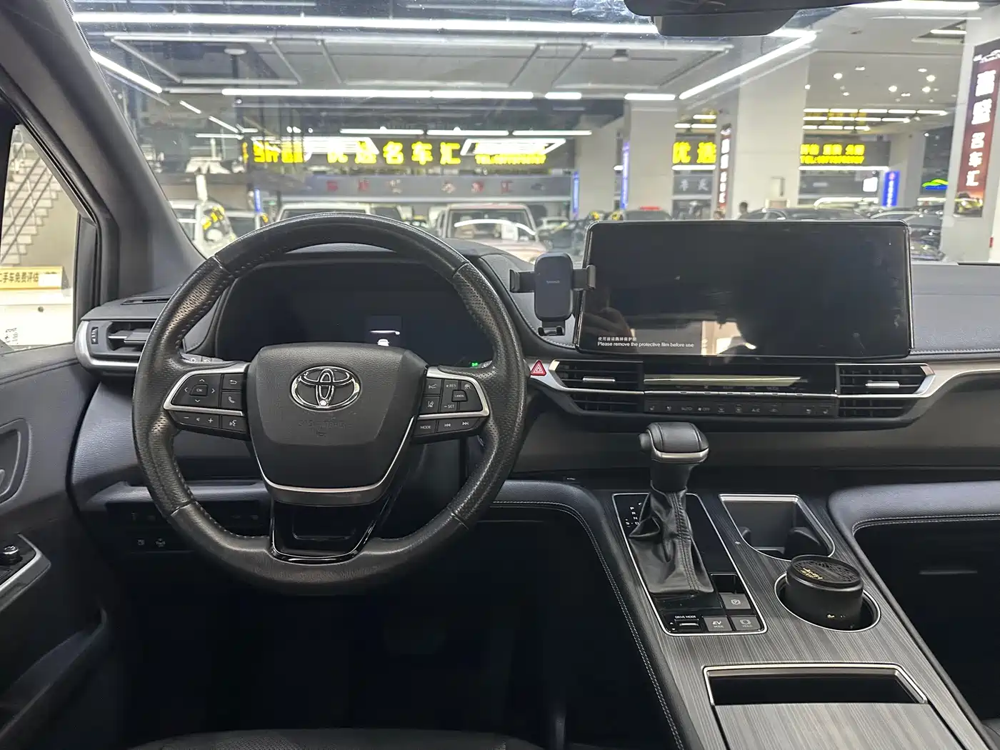 Toyota Sienna 2023 2.5L Hybrid Premium Edition фото 17