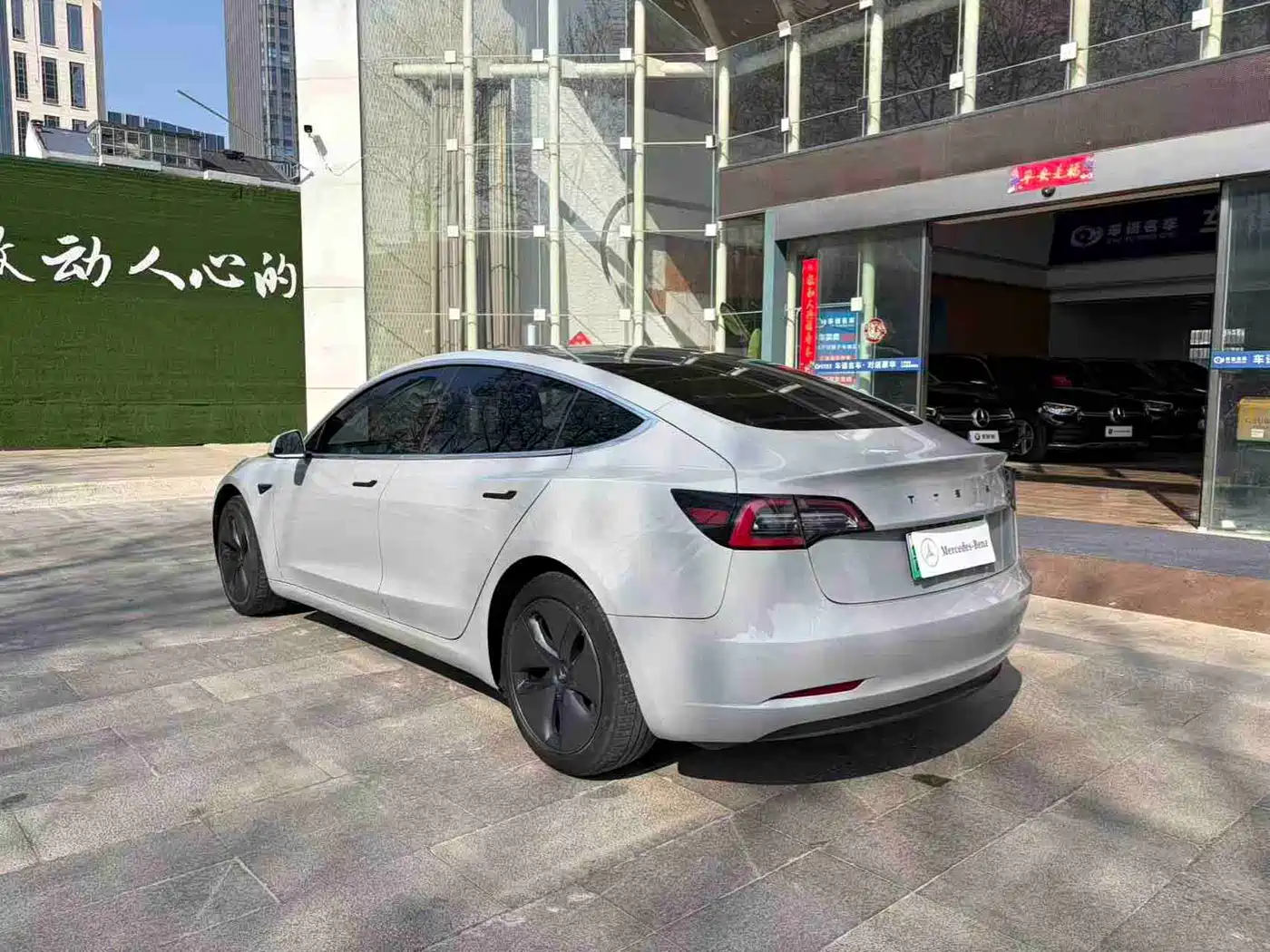 TESLA MODEL 3