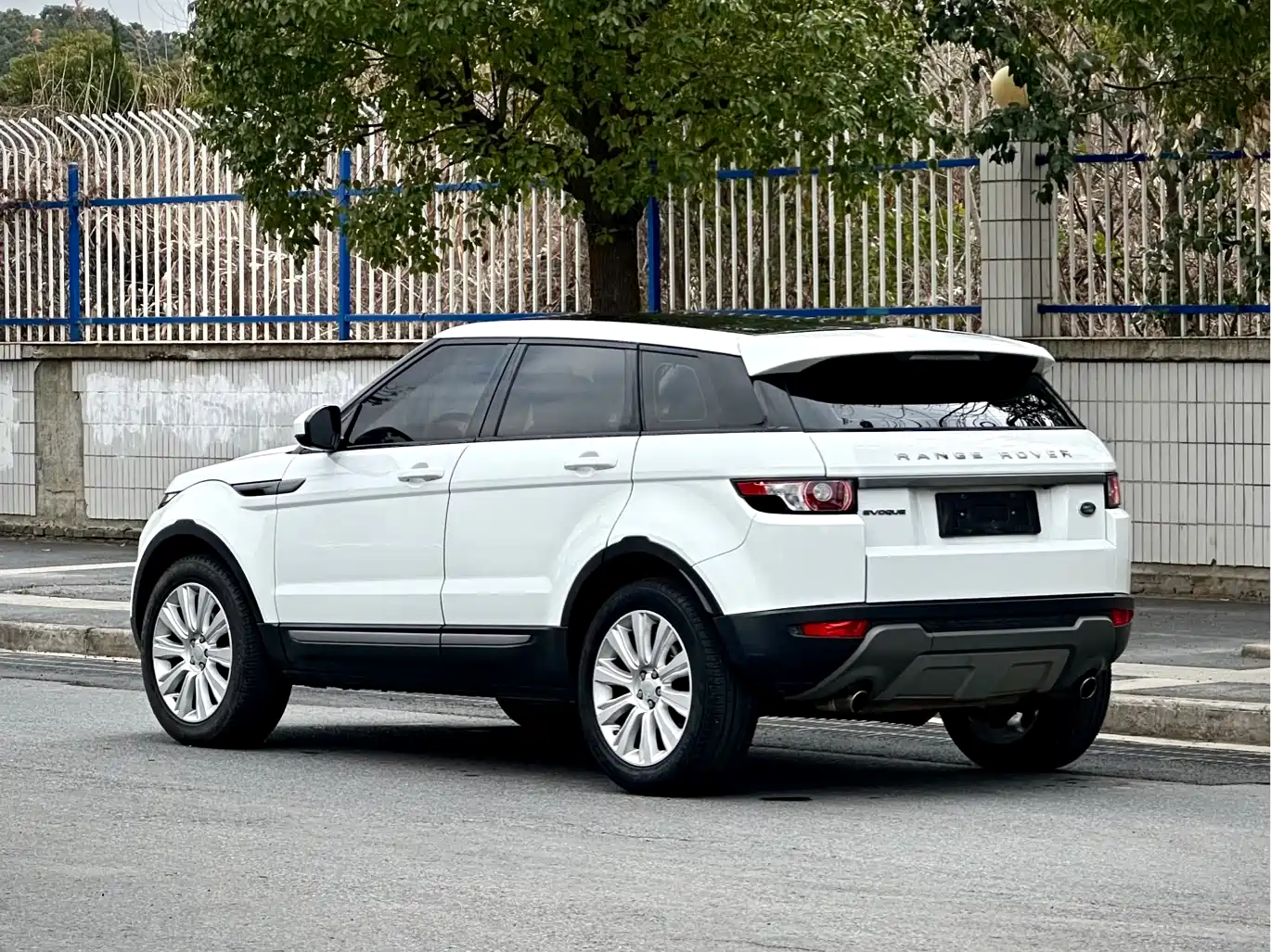 Land Rover Range Rover Evoque 2015 2.0T 5-Door Intelligent Edition фото 6
