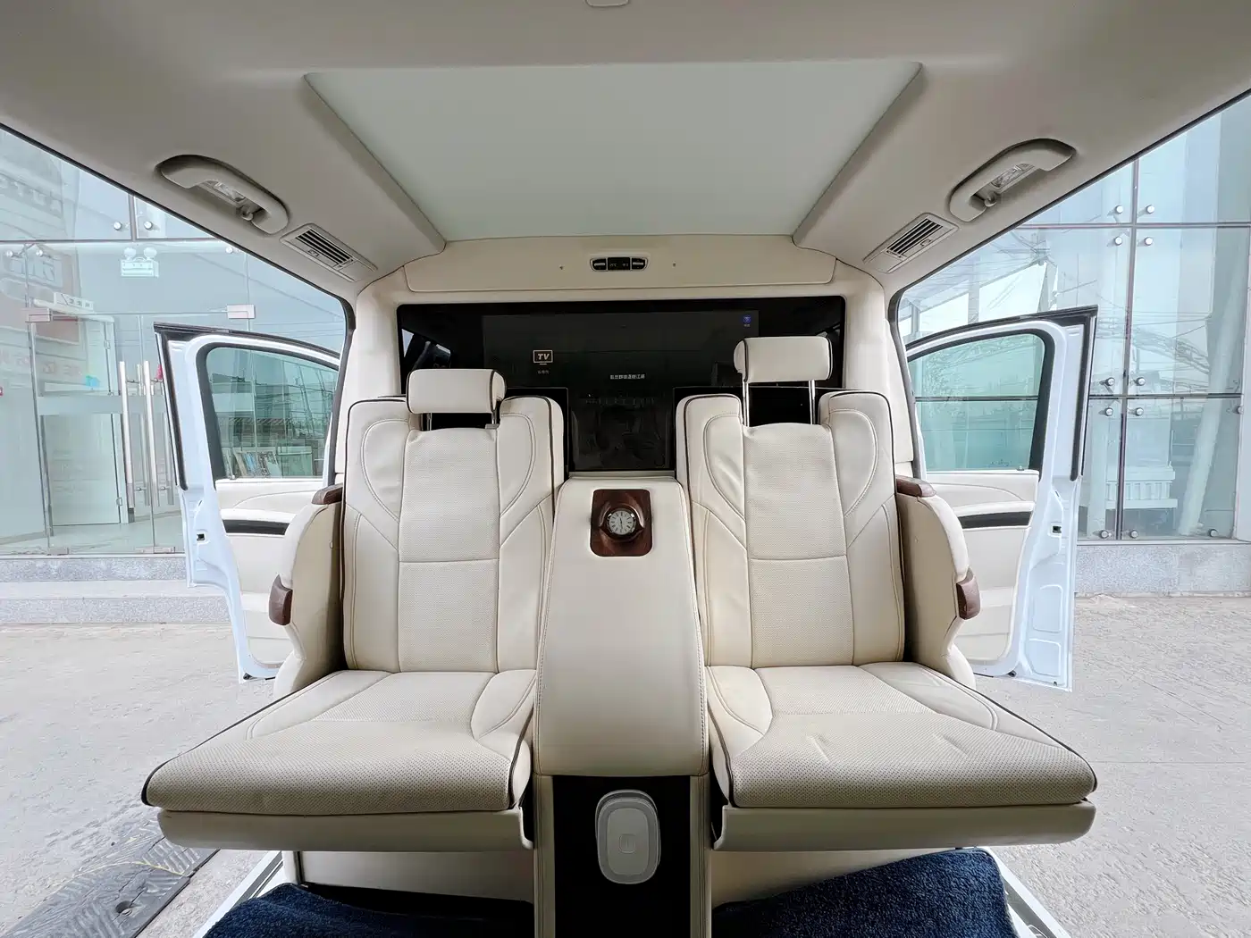 Mercedes-Benz V-Class 2018 V 260 L Premium Long Wheelbase Edition China VI фото 17