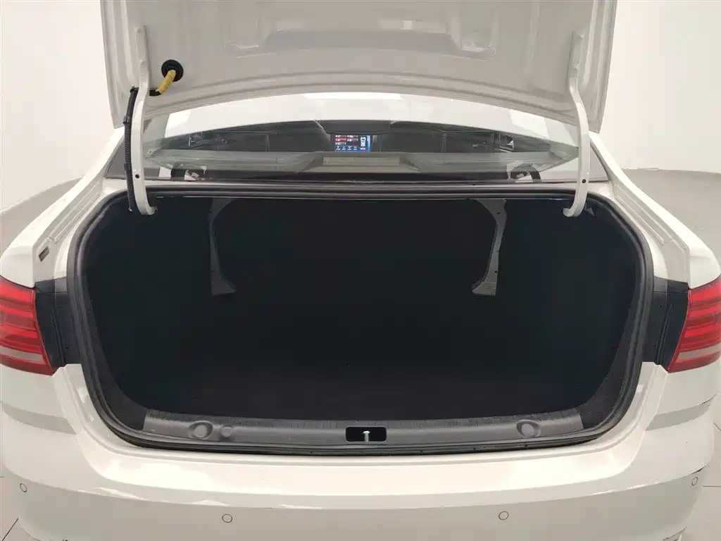 Volkswagen Lavida 2017 1.6L Manual Comfort Edition фото 16