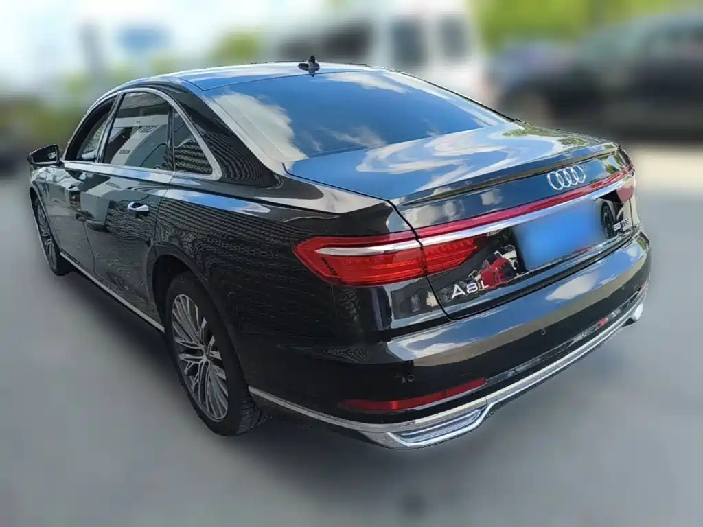 Фото 7 - Audi A8