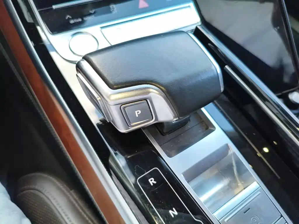 Фото 19 - Audi A8