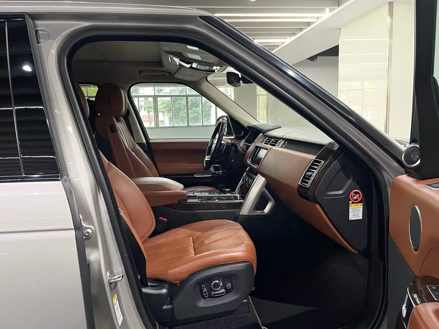 Photo 11 - Land Rover Range Rover