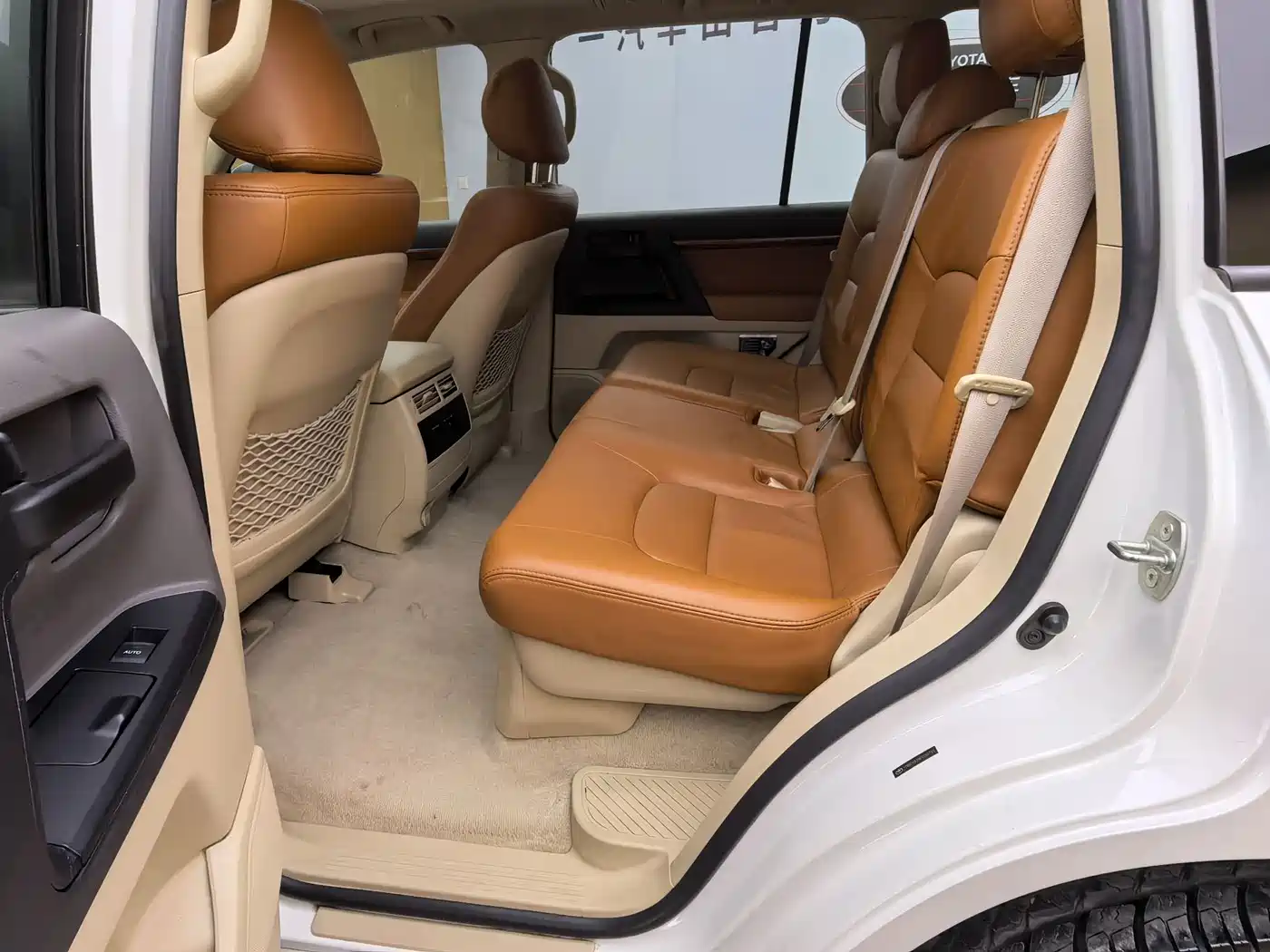 Toyota Land Cruiser (Import) 2015 4.0L V6 Middle East Limited Edition фото 10
