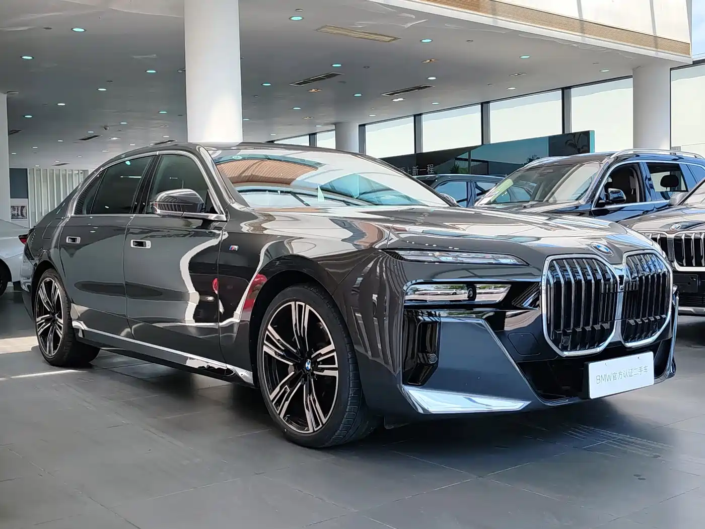 BMW 7 Series 2023 740Li Exclusive M Sport Package фото 3