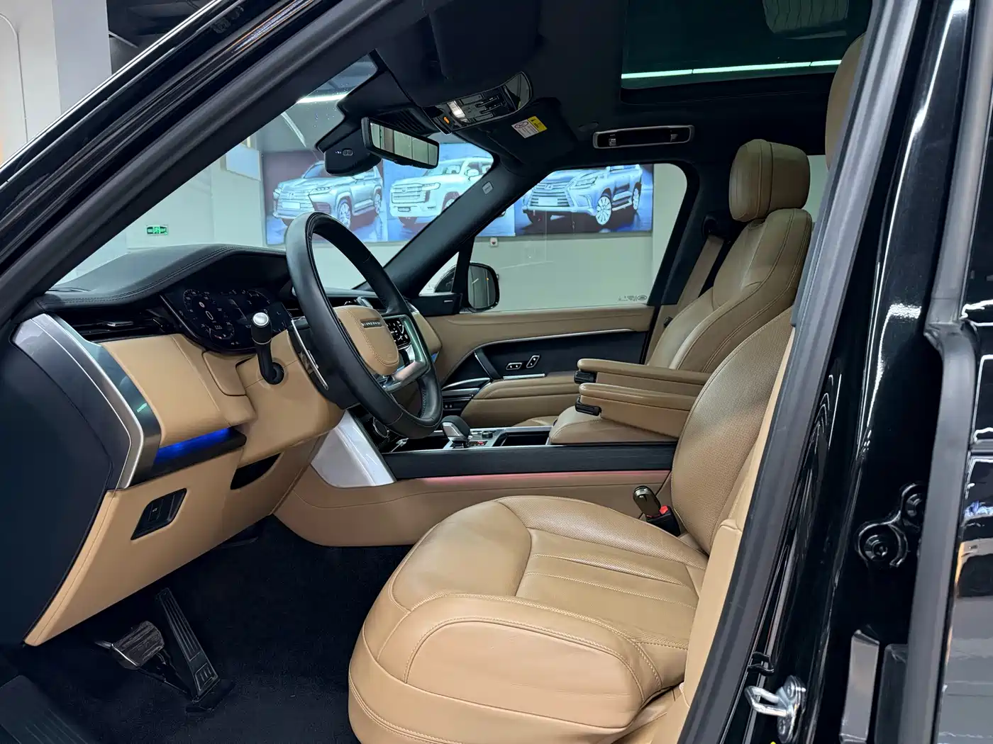 Land Rover Range Rover 2023 3.0 L6 360PS Golden Age Edition фото 10