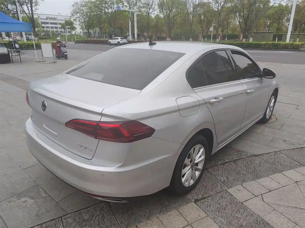 VOLKSWAGEN BORA