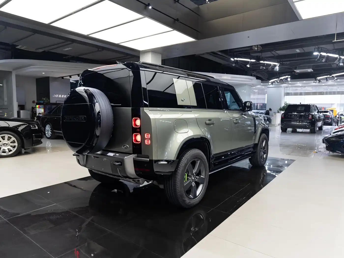 Land Rover Defender 2023 Model 110 3.0T P400 X-DYNAMIC HSE фото 12