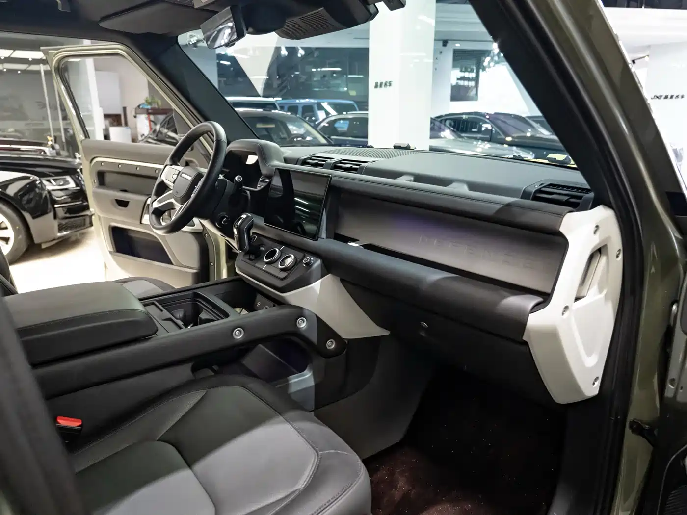 Land Rover Defender 2023 Model 110 3.0T P400 X-DYNAMIC HSE фото 6