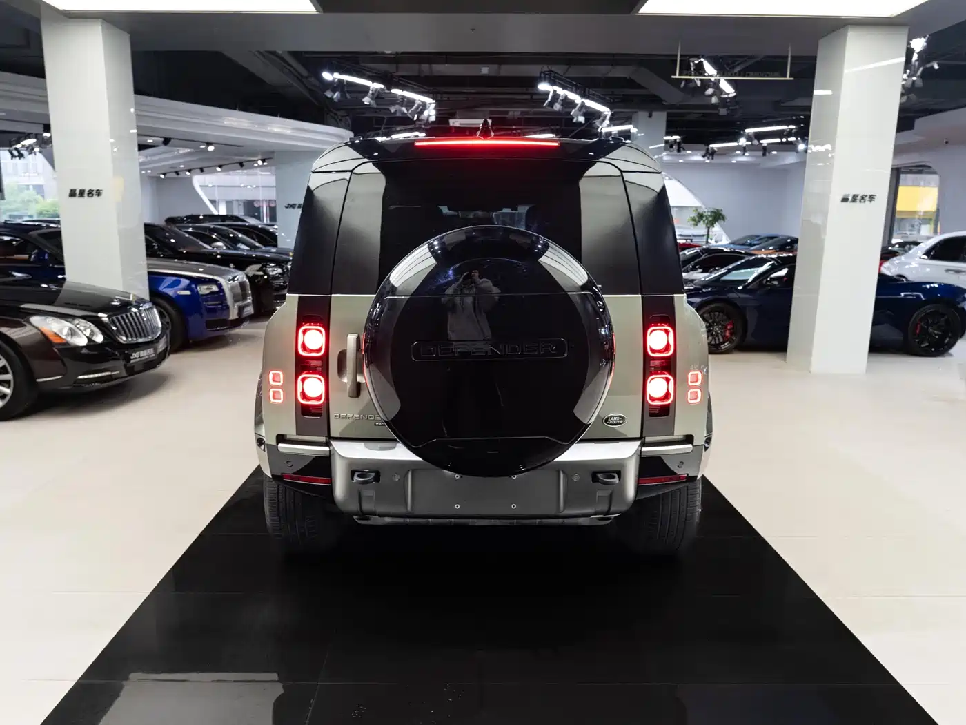 Land Rover Defender 2023 Model 110 3.0T P400 X-DYNAMIC HSE фото 13