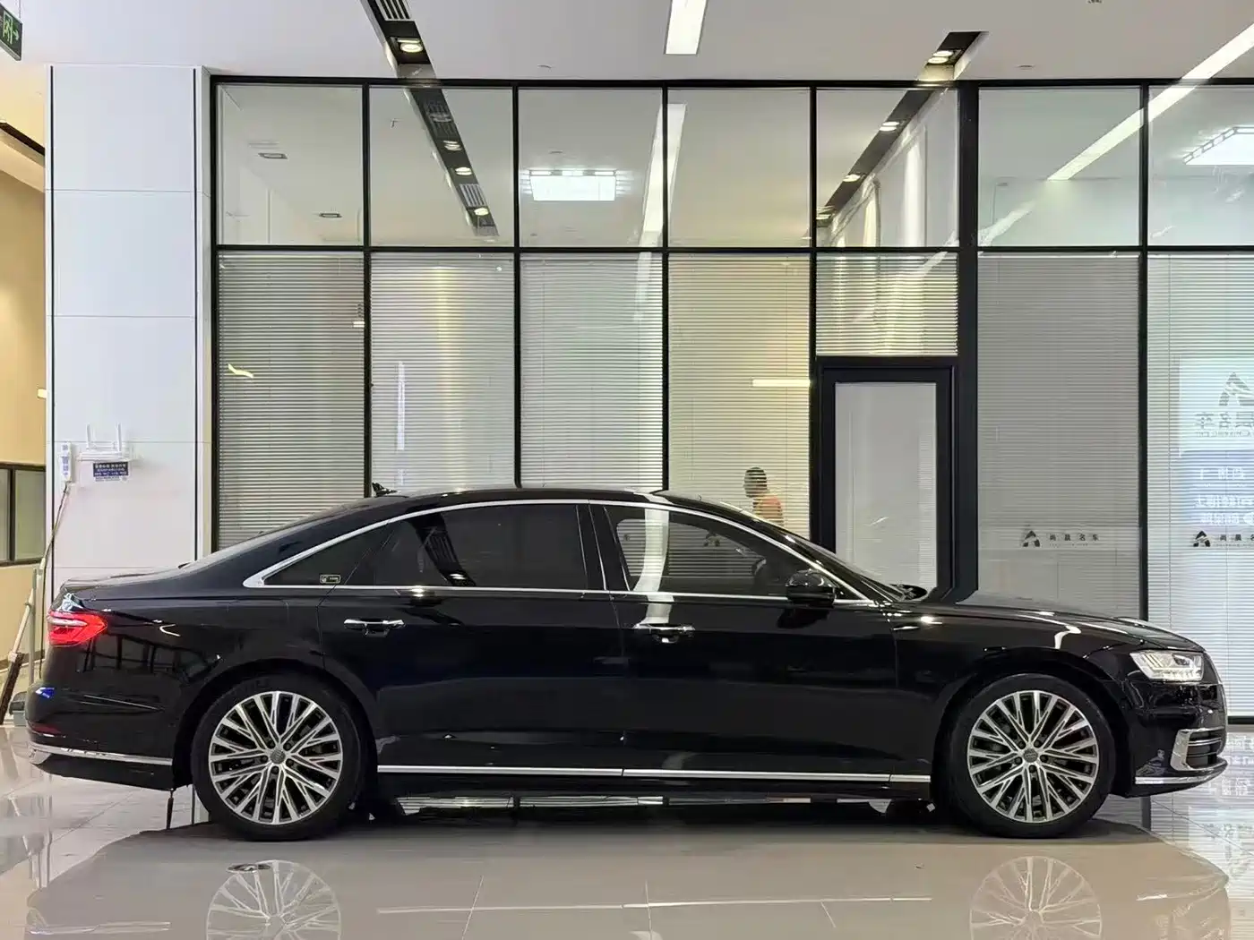 Photo 17 - Audi A8
