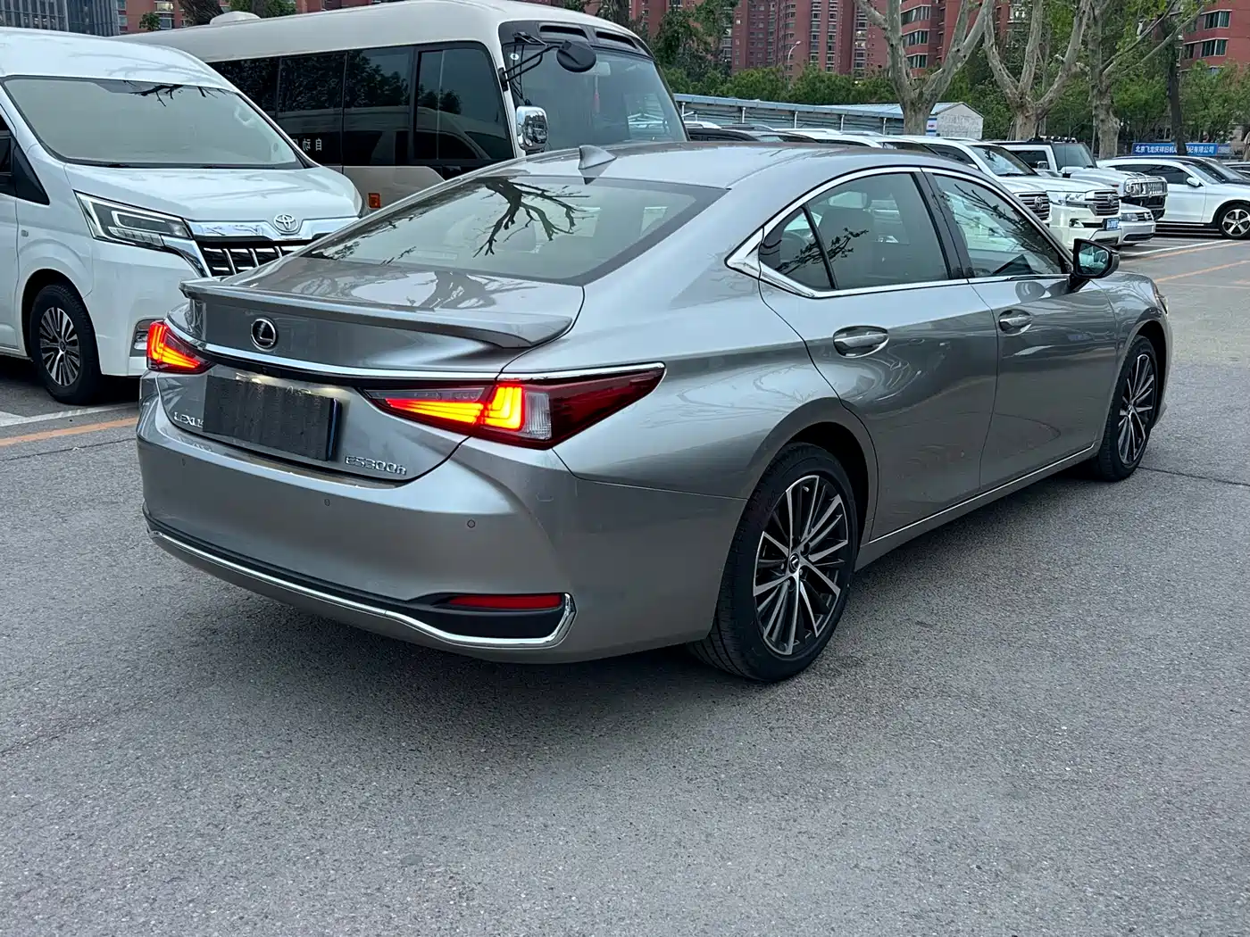 Lexus ES 2022 300h Ultimate Edition фото 4