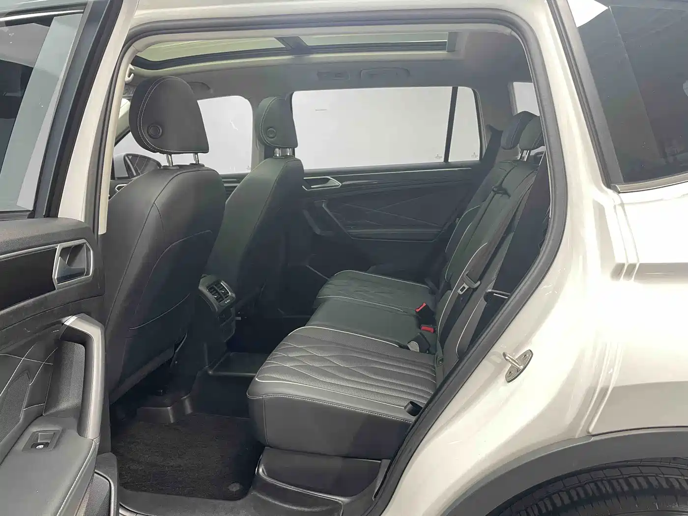 Volkswagen Tiguan L 2023 Facelift 330TSI Automatic 2WD Smart Edition фото 11