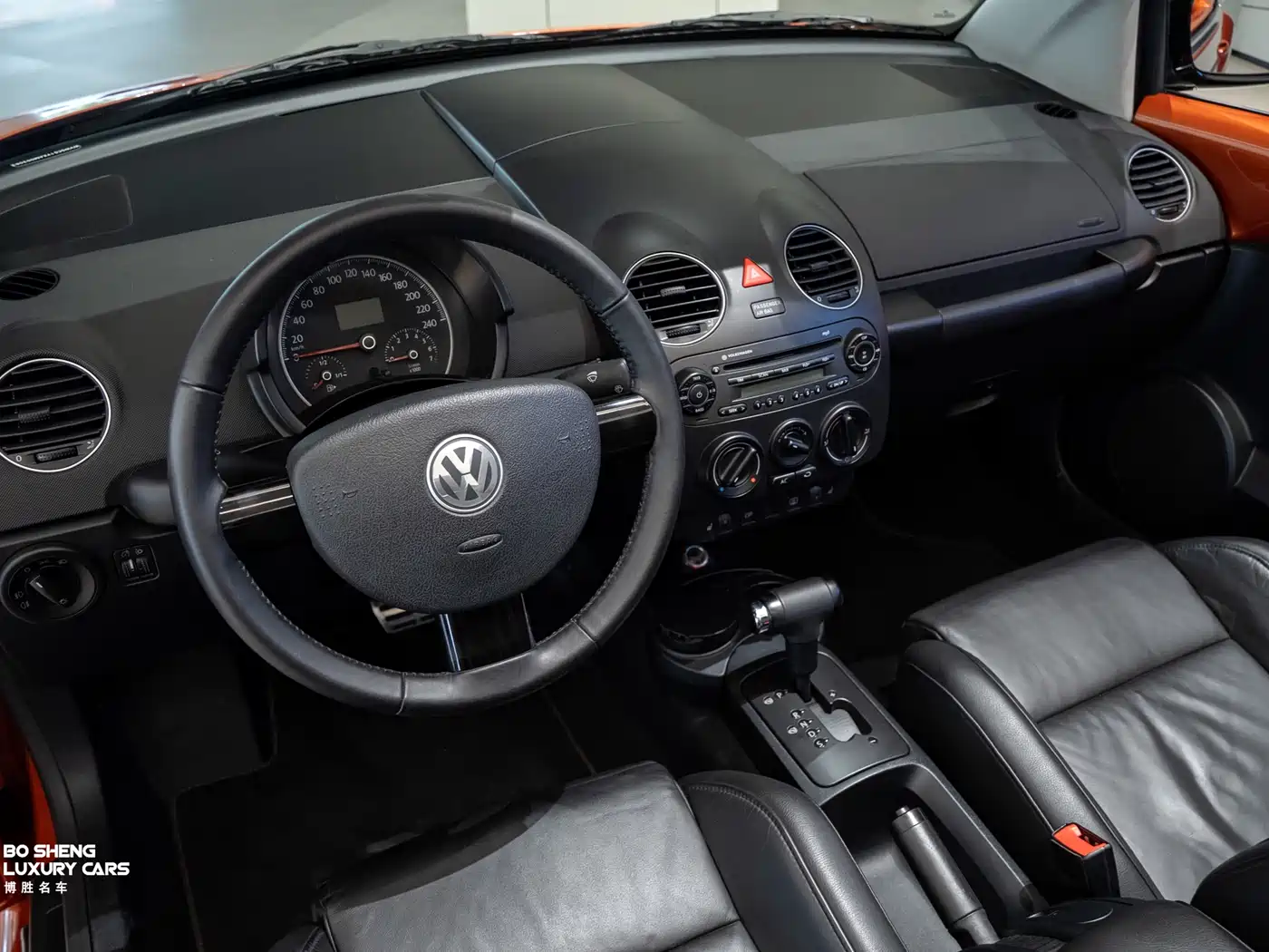 Volkswagen Beetle 2010 Model 2.0 BlackOrange Convertible Luxury Edition фото 24