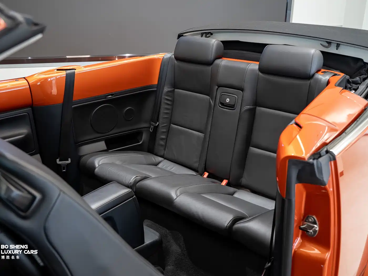 Volkswagen Beetle 2010 Model 2.0 BlackOrange Convertible Luxury Edition фото 43