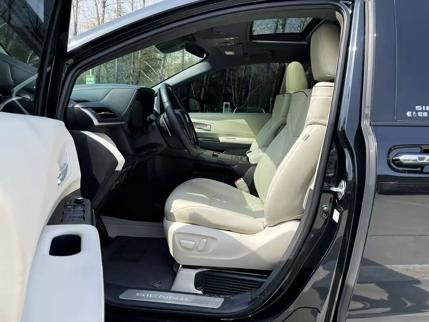Toyota Sienna 2024 2.5L Hybrid 4WD Premium Edition фото 3