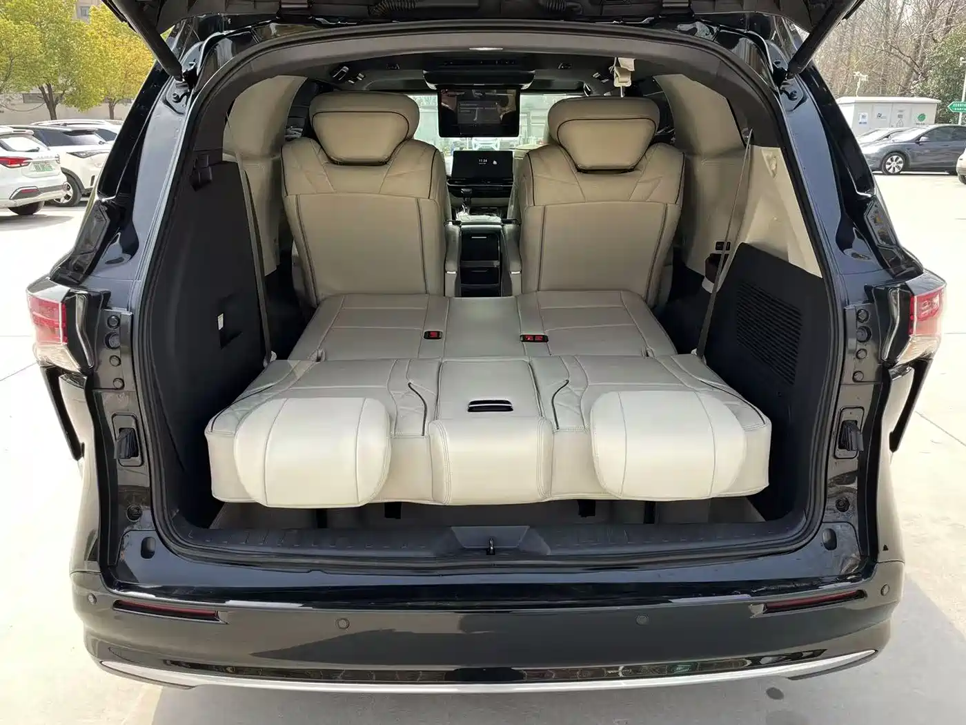 Toyota Sienna 2024 2.5L Hybrid 4WD Premium Edition фото 12
