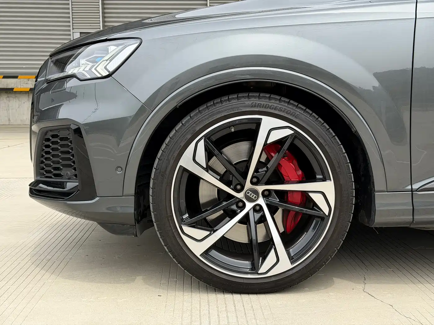 Audi SQ7 2024 4.0 TFSI Dark Knight Edition фото 21