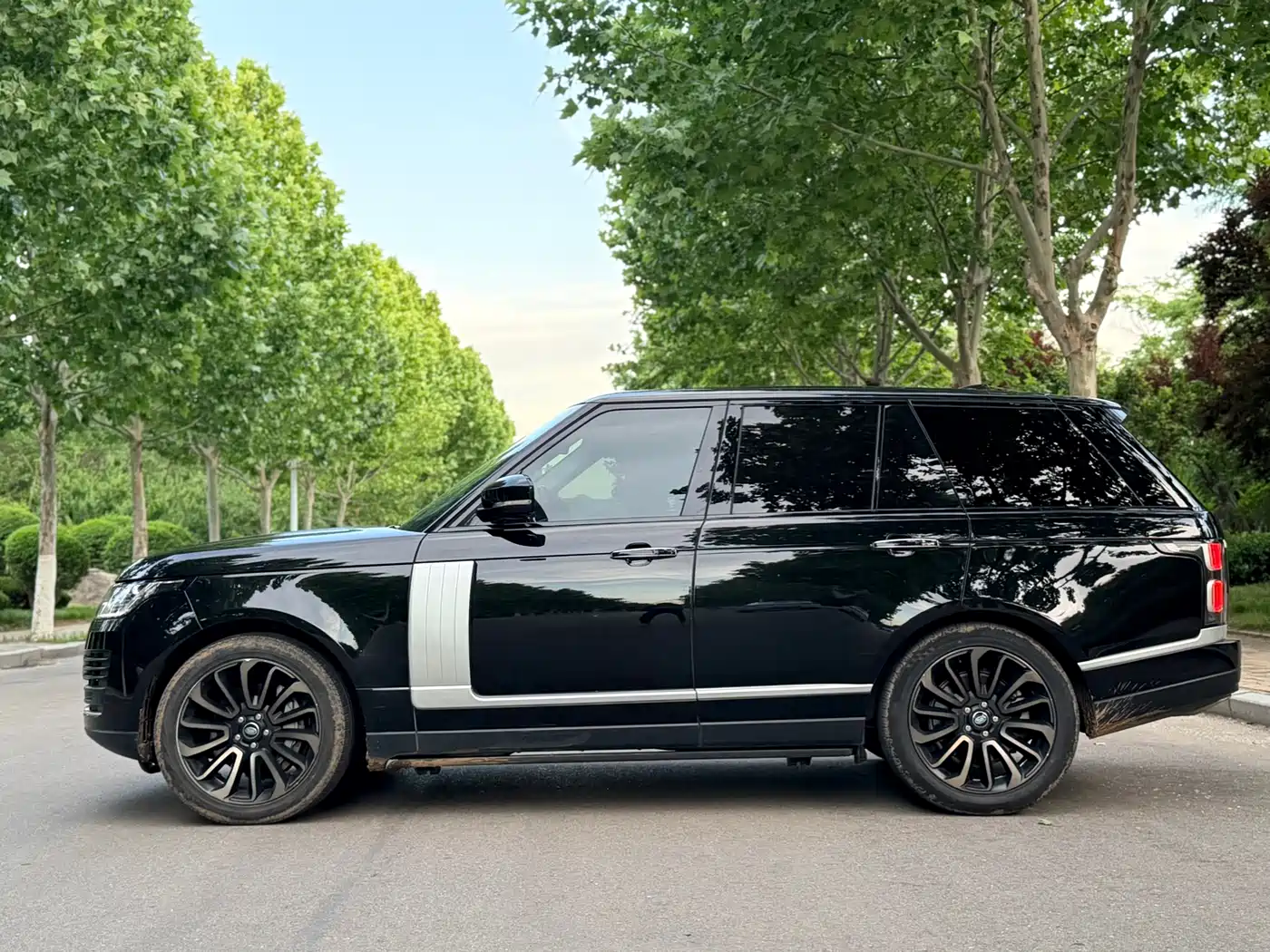 Land Rover Range Rover 2022 3.0 L6 360PS Golden Age Edition фото 13