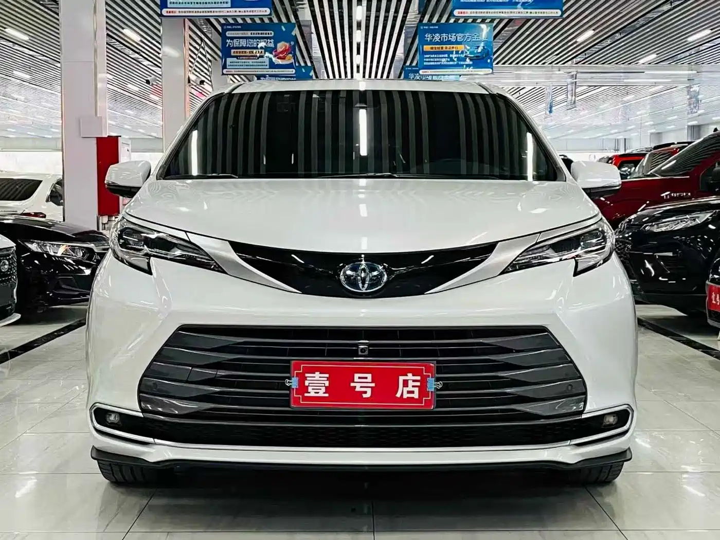 Toyota Sienna 2023 2.5L Hybrid Ultimate Edition фото 2
