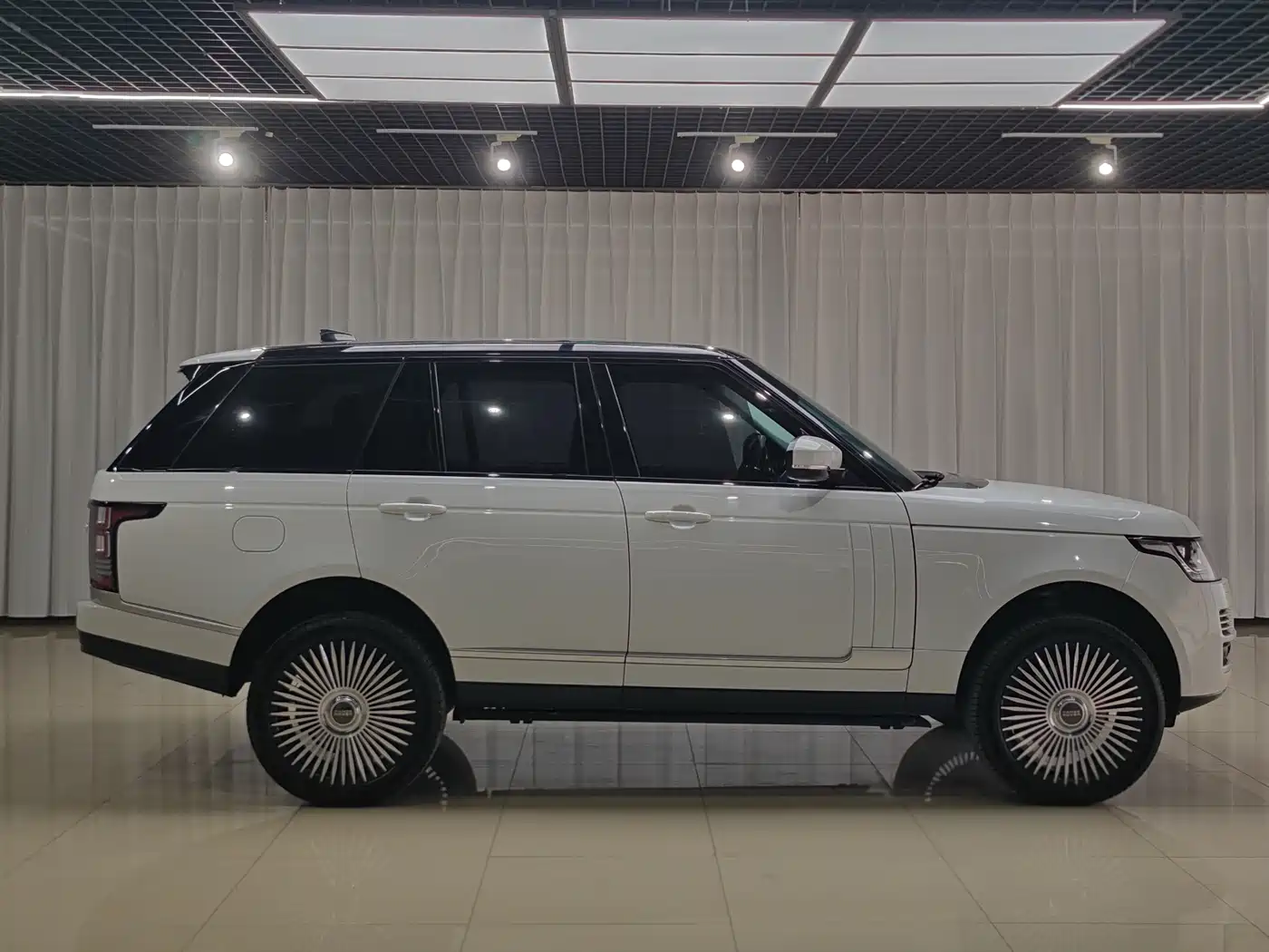 Land Rover Range Rover 2018 3.0 SC V6 Golden Age Edition фото 4