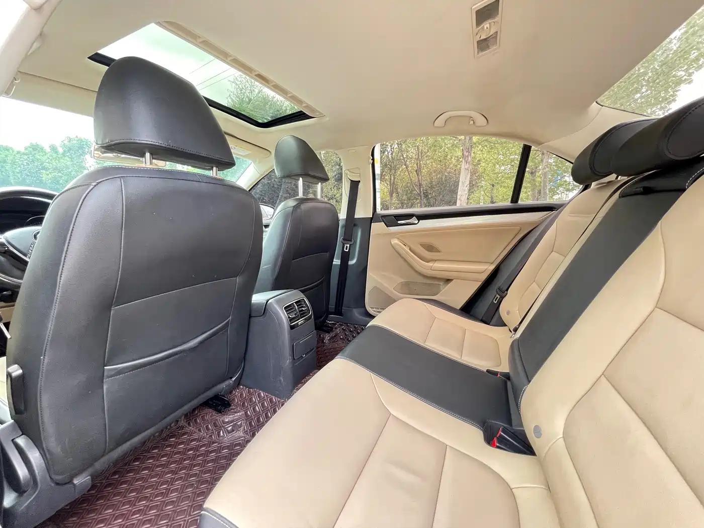 Volkswagen Sagitar 2015 1.6L Automatic Comfort фото 9