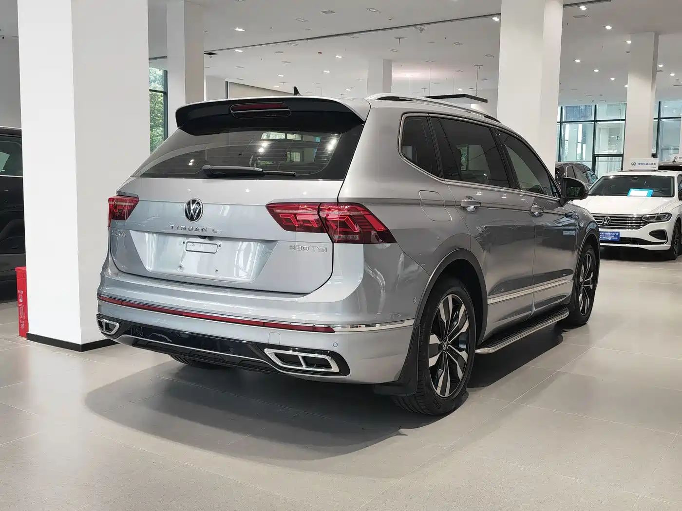 Volkswagen Tiguan L 2022 330TSI Auto 2WD R-Line Premium Edition фото 8