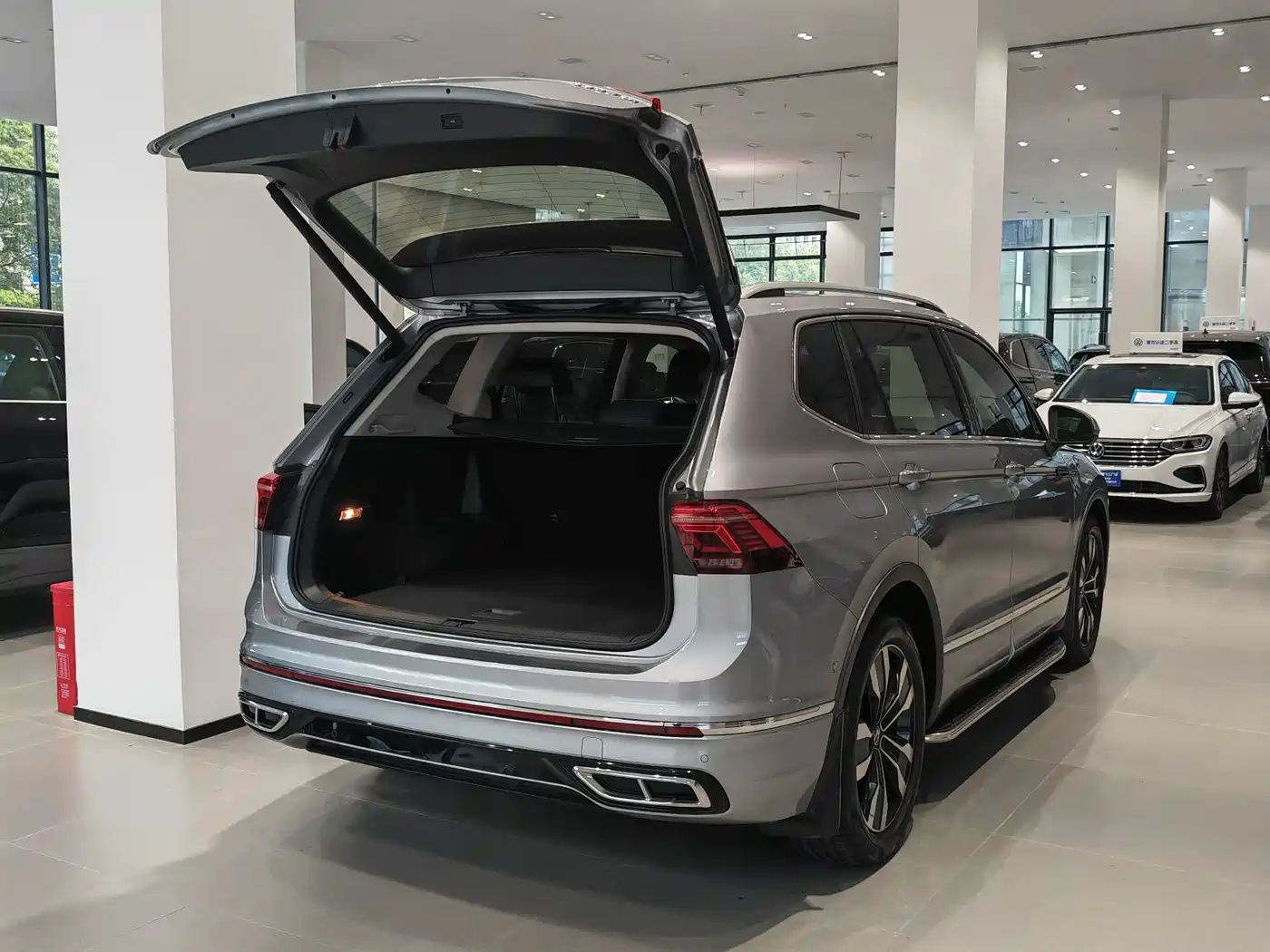 Volkswagen Tiguan L 2022 330TSI Auto 2WD R-Line Premium Edition фото 12