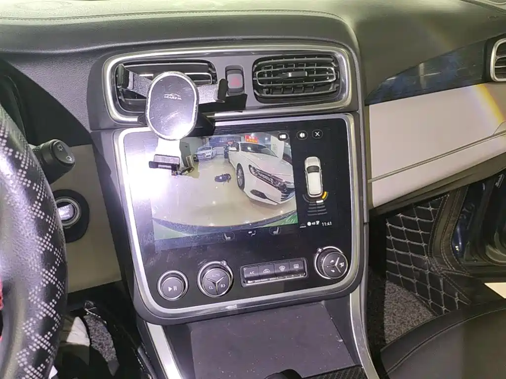 Lynk & Co 01 2017 2.0T 2WD Pro Shine Edition фото 13