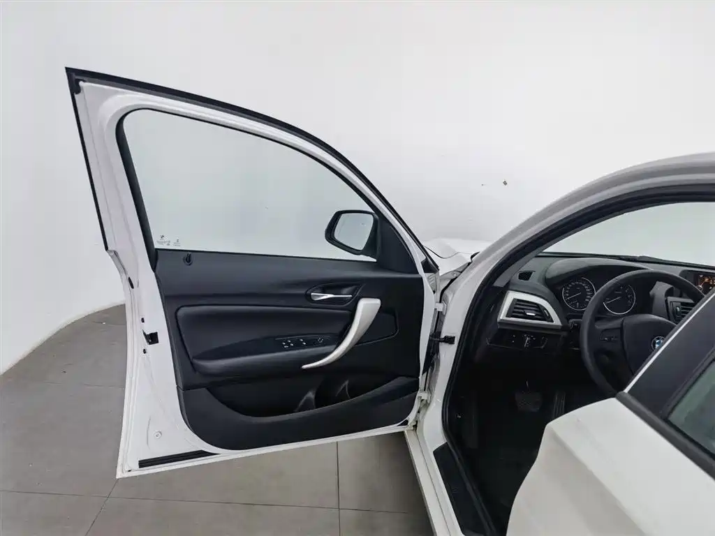 BMW 1 Series (Import) 2013 Facelift 118i Leading Model фото 8