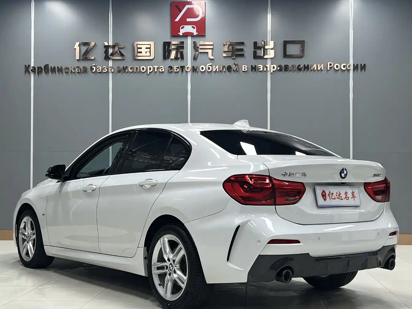 BMW 1 Series 2022 120i M Sport Shadow Edition фото 9