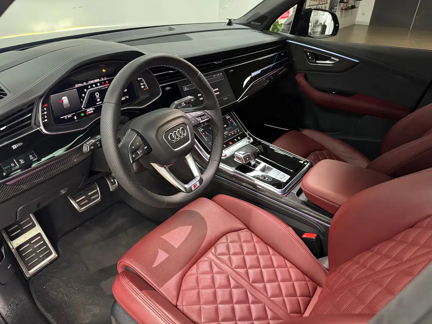 Audi SQ7 2024 4.0 TFSI Dark Knight Edition фото 10
