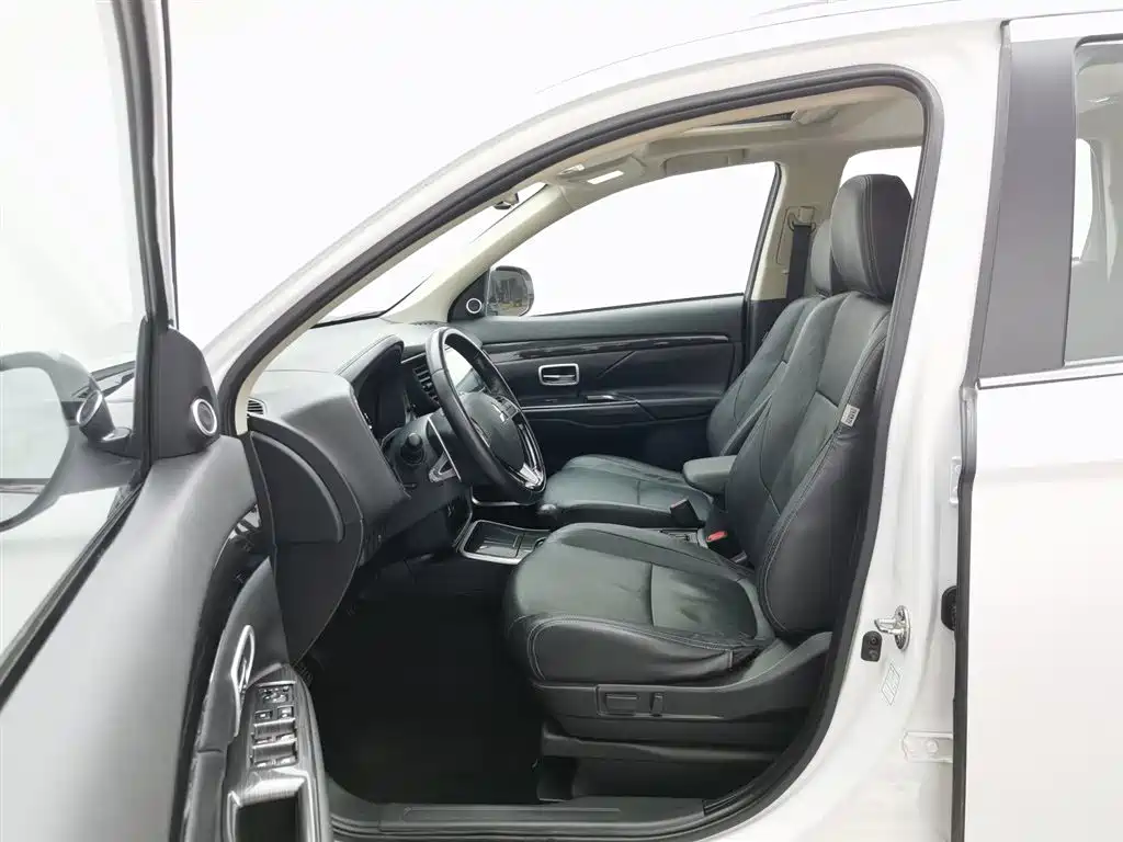 Mitsubishi Outlander 2018 2.4L 4WD Luxury Edition 7-seater фото 10